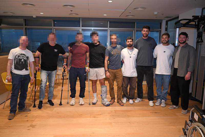 Former Gaza Hostages Offer Emotional Support to Wounded IDF Soldiers Ahead of Israel’s Independence Day