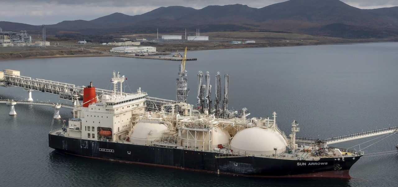 Russia Offers Deep Discounts on Sanctioned LNG to Energy-Starved South Asia Amid Global Crunch