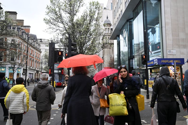 Britain’s Shoppers Hit the Brakes, Sparking Economic Jitters Beyond UK Shores