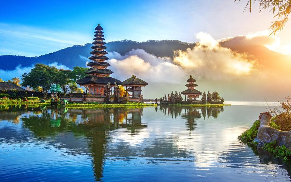 Golden Handcuffs and Golden Handshakes: Elite Multi-Generational Travel Echoes Global Power Shifts