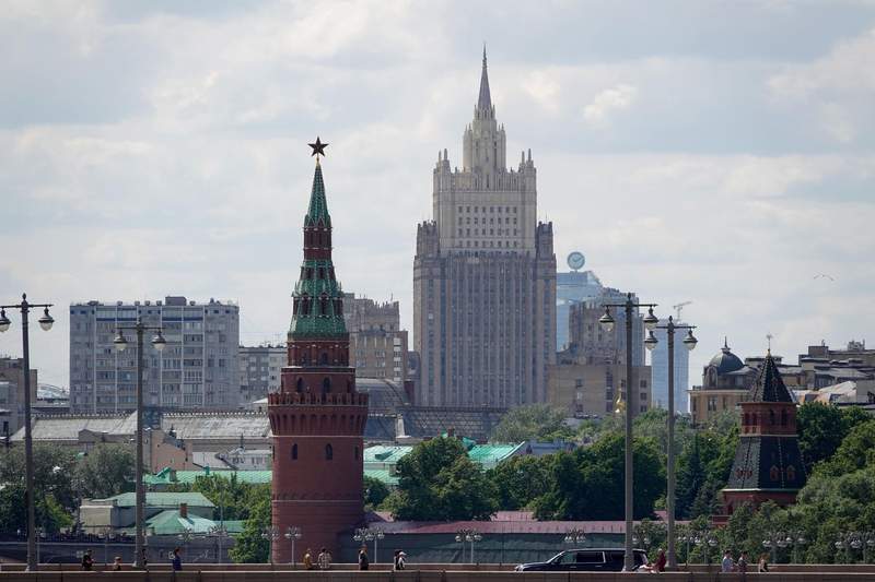 Moscow’s Shrewd Gambit: Kremlin Whispers Peace While Europe Steels for War