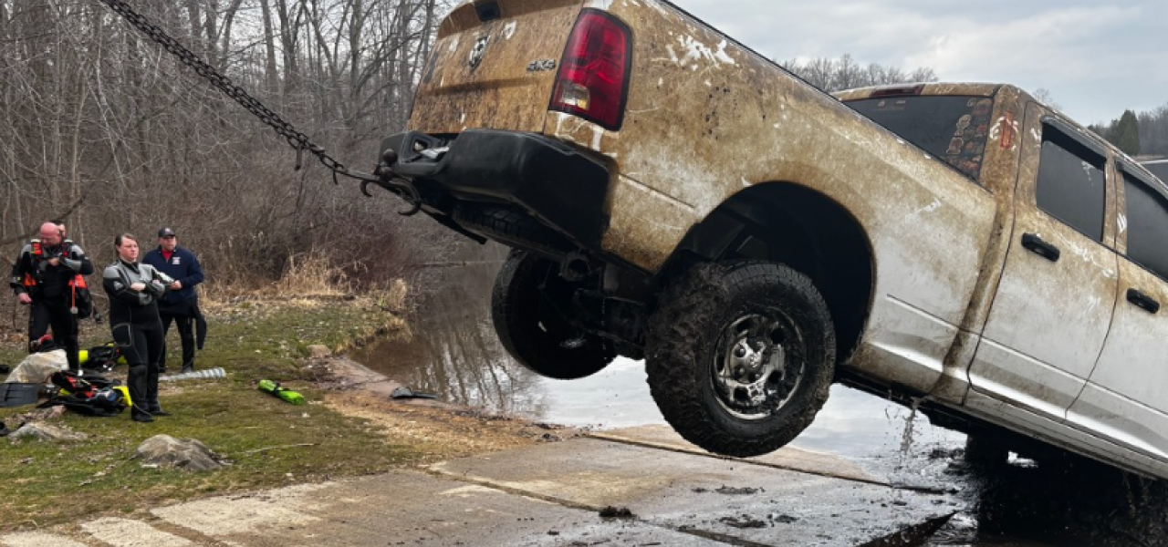 From Driveway to Deepwater: Sunken Truck’s Reappearance Casts a Murky Glare on Silent Crimes