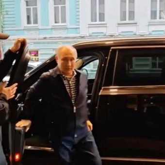 Kremlin’s Curated Casualness: Putin Strolls, Challenging Western Bunker Narratives