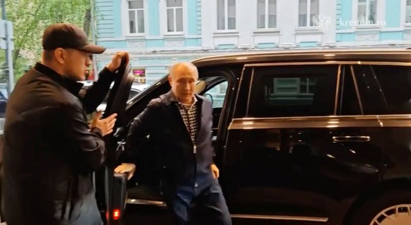 Kremlin’s Curated Casualness: Putin Strolls, Challenging Western Bunker Narratives
