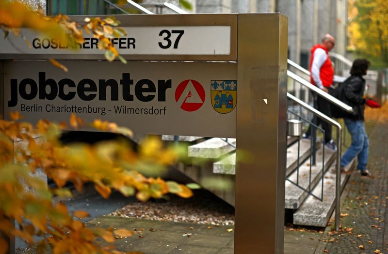 Germany’s Job Market Flexes, Baffling Economists While Europe Reels