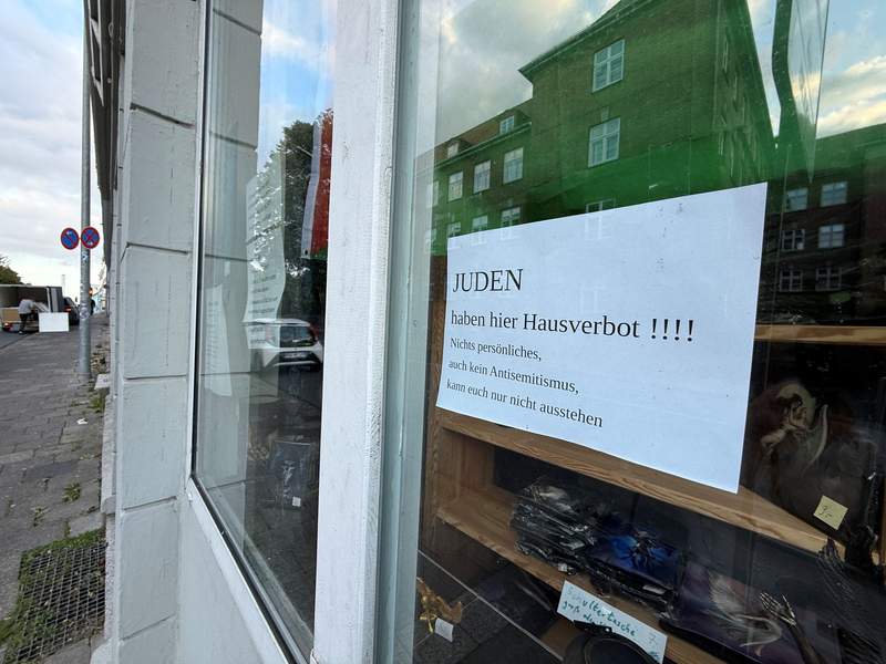 Germany’s Unfinished Reckoning: A Single Sign, A Nation’s Scar Tissue Exposed