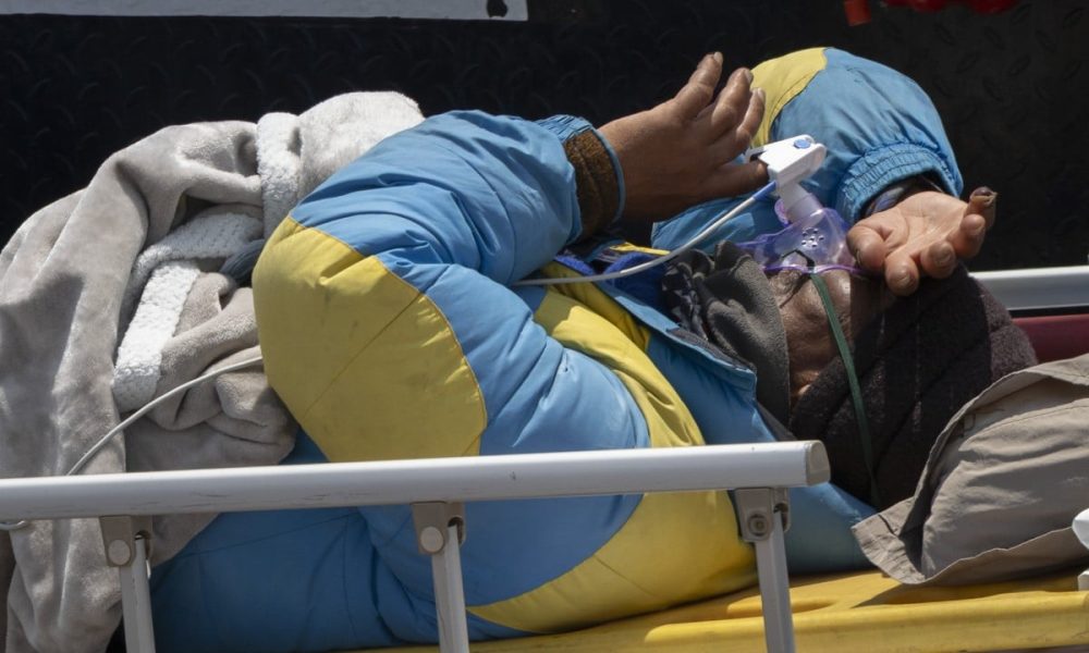 Everest’s Brutal Embrace: Guide’s Miraculous Return Exposes High-Stakes Summit Game