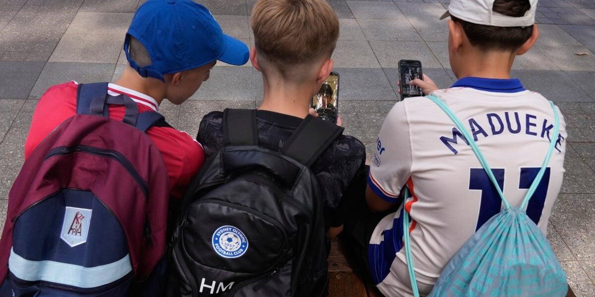 French Parliament Enforces Social Media Ban for Under-15s