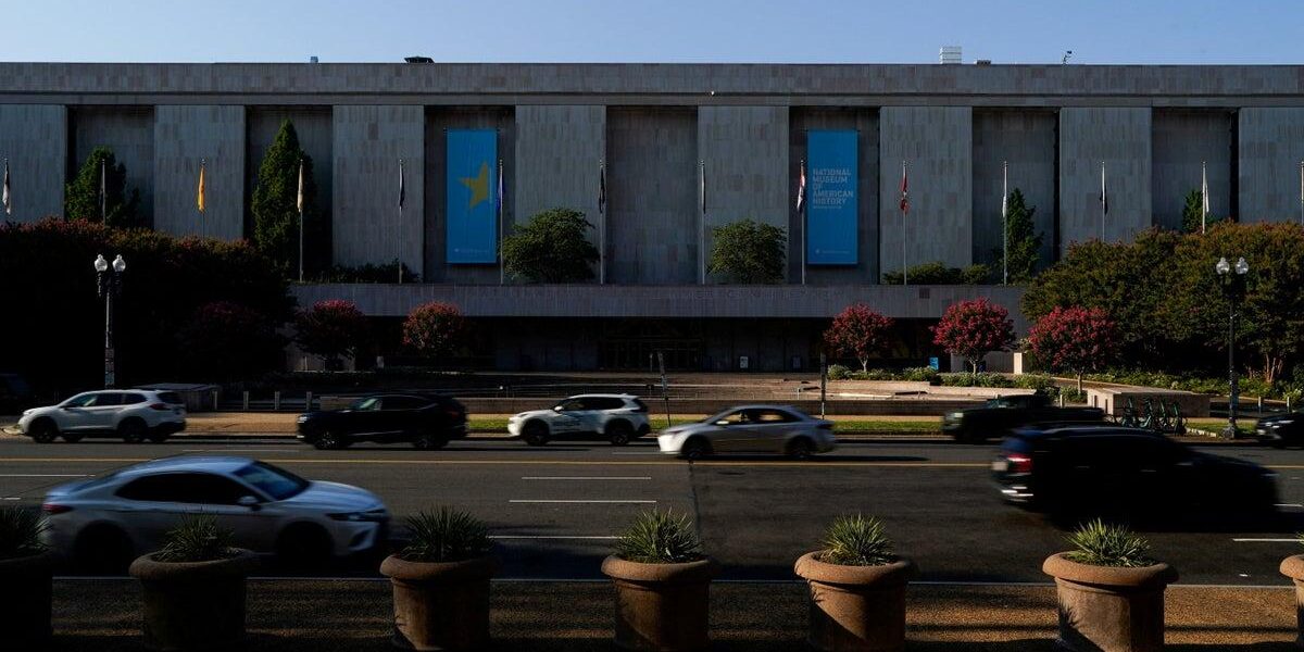 Trump Orders Warning Signs Outside Smithsonian Claiming Museum Misrepresents History