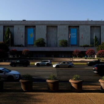 Trump Orders Warning Signs Outside Smithsonian Claiming Museum Misrepresents History