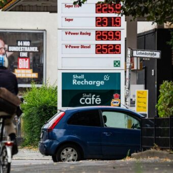 Oil Prices Surpass  Amid Rising US-Iran Tensions