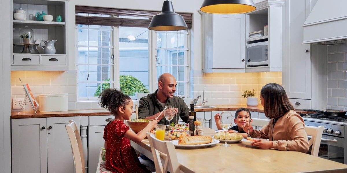 Medical Experts Advise Eating Earlier for Improved Sleep Quality