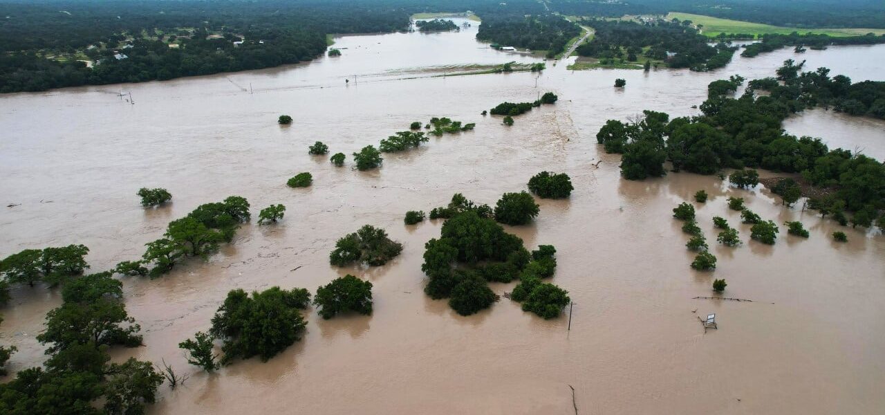 US Faces Simultaneous Floods, Heatwaves, and Wildfire Smoke Amid Aid Cuts