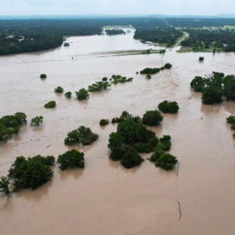 US Faces Simultaneous Floods, Heatwaves, and Wildfire Smoke Amid Aid Cuts