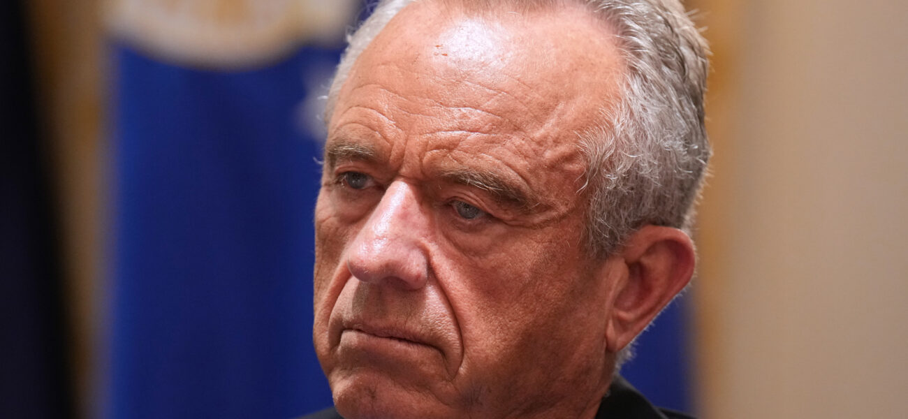 Iowa’s Electoral Chessboard: Wyden Accuses RFK Jr. of Undermining Minor Parties