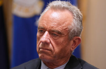 Iowa’s Electoral Chessboard: Wyden Accuses RFK Jr. of Undermining Minor Parties