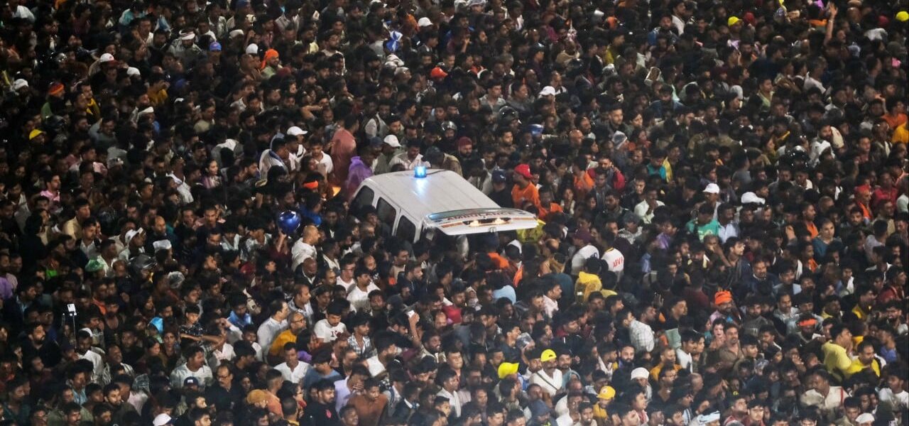 1 Dead, Nearly 100 Injured in Crush at India Chariot Festival