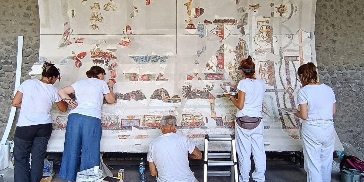 Pompeii Archaeologists Reveal Partially Reconstructed Frescoed Banquet Hall Ceiling