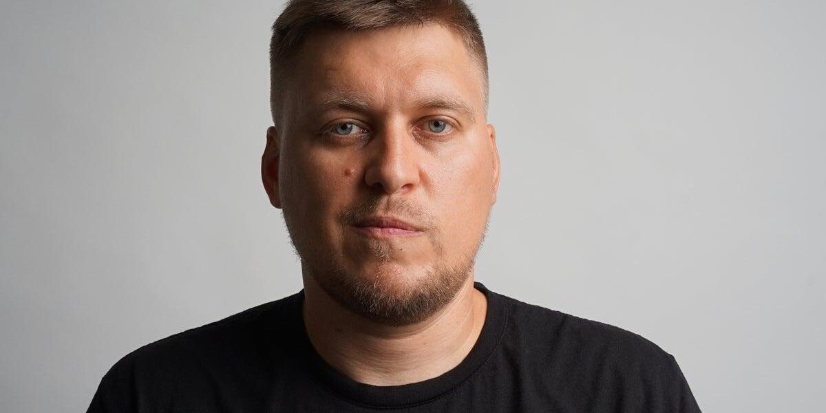 Russian Comedian Sasha Nezlobin Flees Putin’s Regime, Finds Refuge in the US