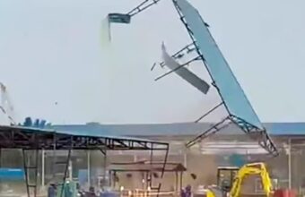 Tornado Strikes Indonesian Construction Site, Workers Flee Tornado Strikes Indonesian Construction Site, Workers Flee