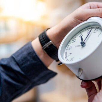 Health Risks Loom as Experts Oppose Year-Round Daylight Saving Time