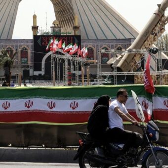 US Halts Nightly Strikes on Iran Amid Escalating Houthi-Saudi Clashes