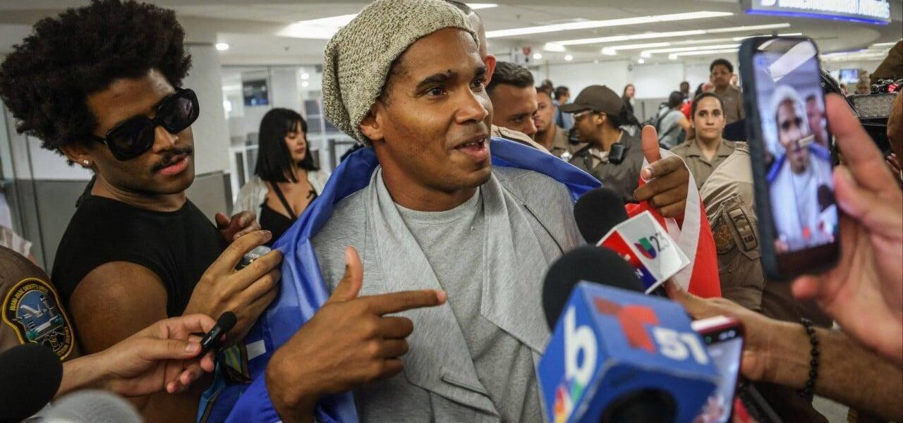 Cuban Dissident Artist Luis Manuel Otero Alcántara Arrives in U.S. After Exile