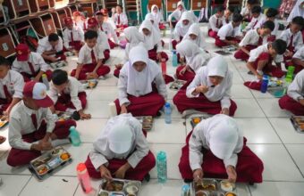 Indonesia Slashes Budget for President’s Free School Meals Program