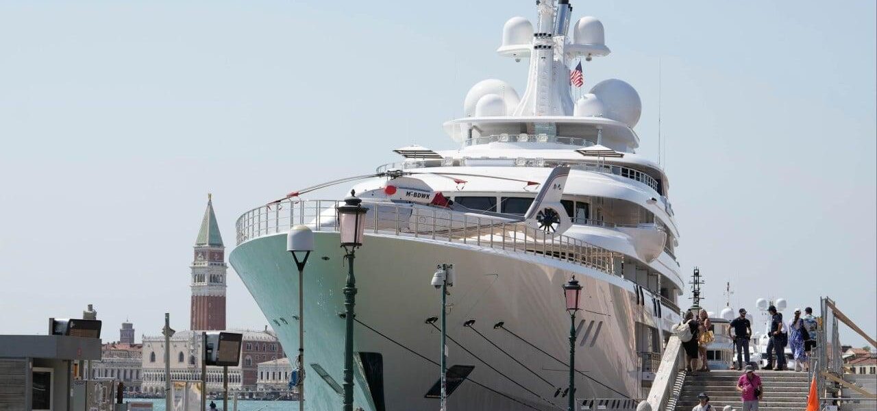 Protests Erupt in Venice as Trump Envoy Arrives on Superyacht