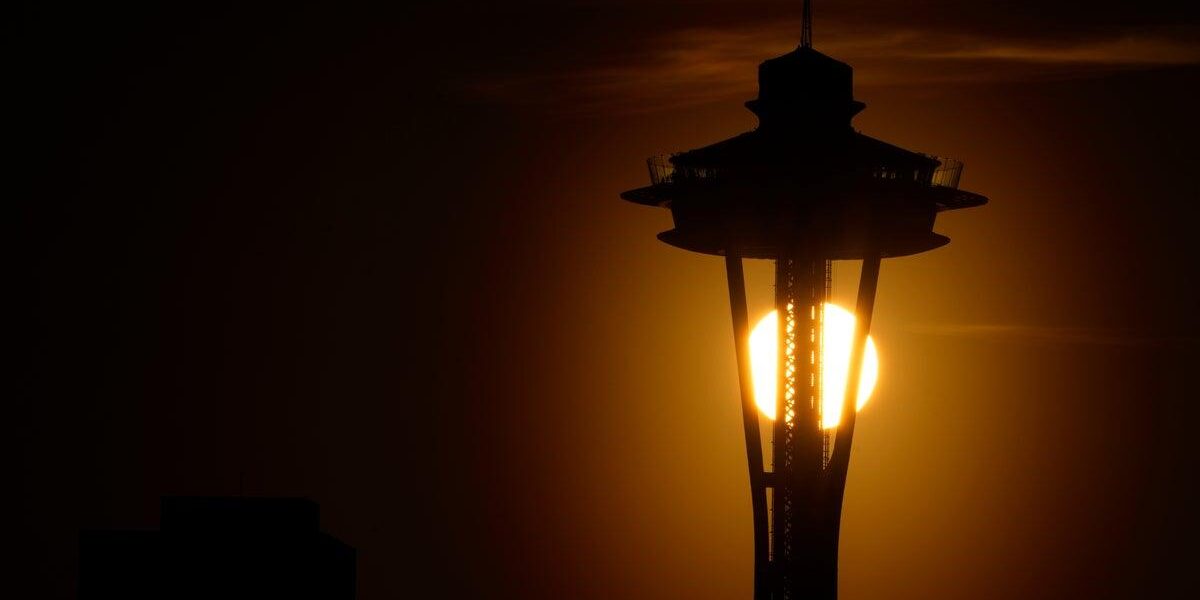Seattle Police Investigate Daring Parachuting Incident from Space Needle