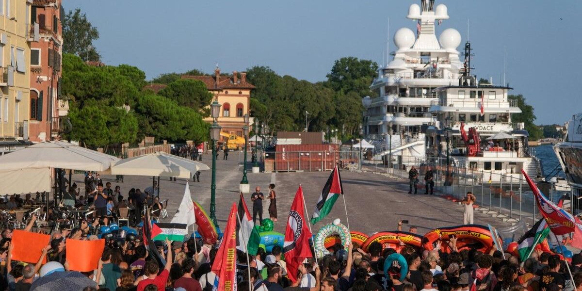 Protests Erupt in Venice as Trump Envoy Arrives on Luxury Yacht