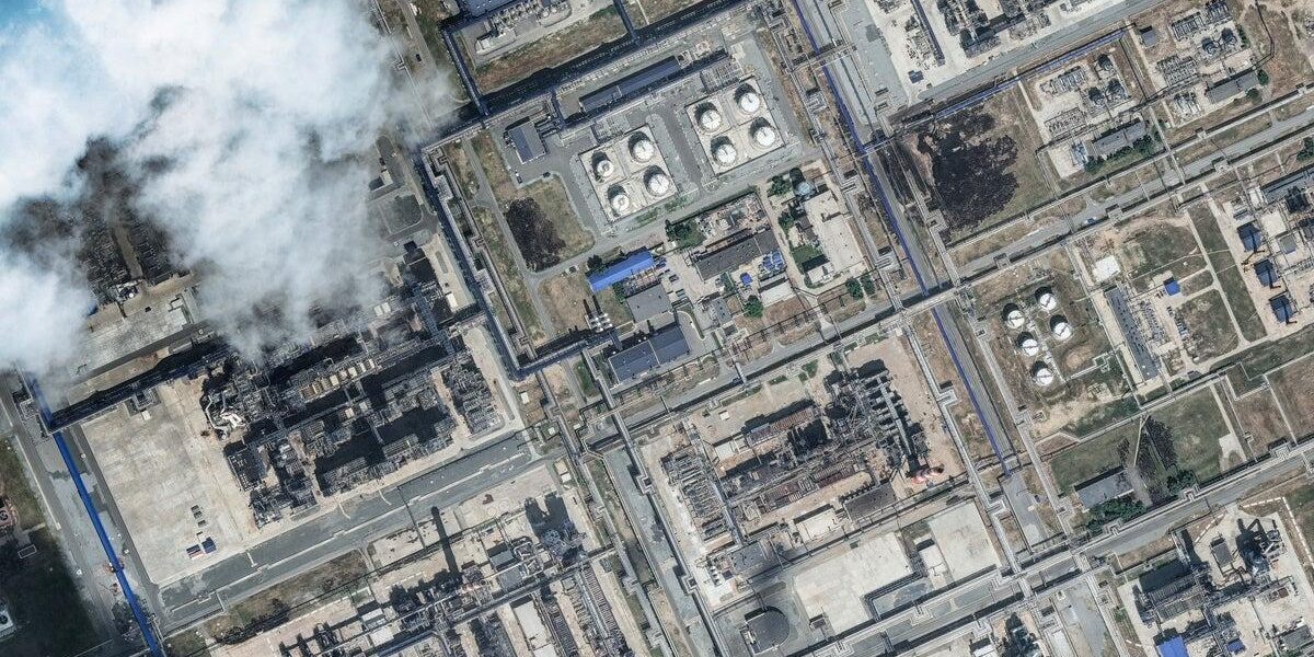 Ukraine Strikes Major Russian Oil Refinery Following Zelensky-Trump Meeting
