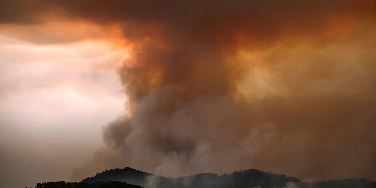 Fire Cloud Phenomenon: French Firefighters Battle Gigantic Inferno Near Bordeaux