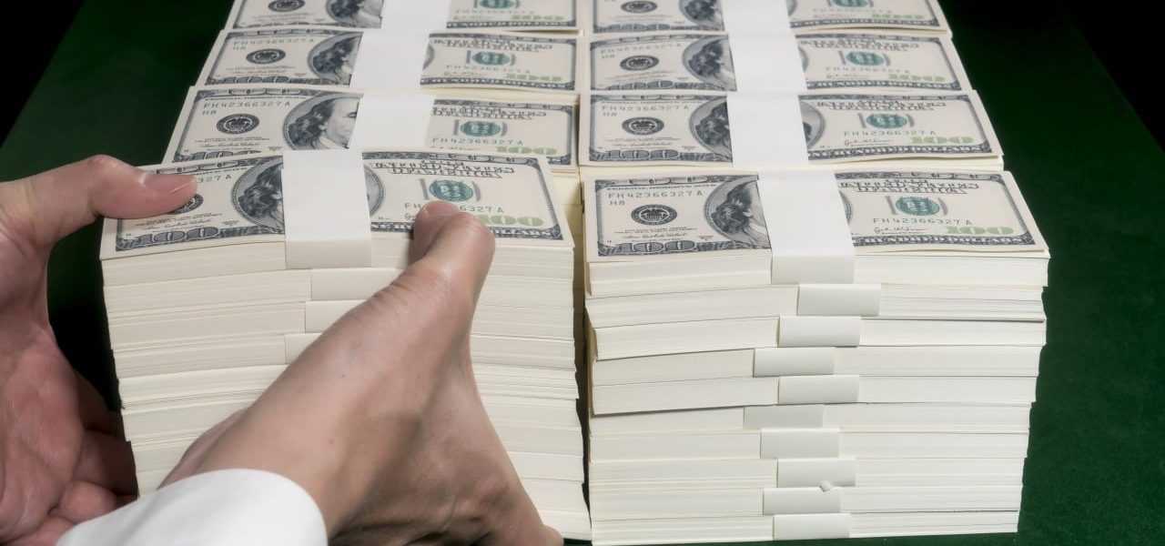 US Trillion Investors Shift to Energy, Signal Dollar Concern Amid Geopolitical Flux