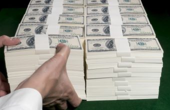 US Trillion Investors Shift to Energy, Signal Dollar Concern Amid Geopolitical Flux