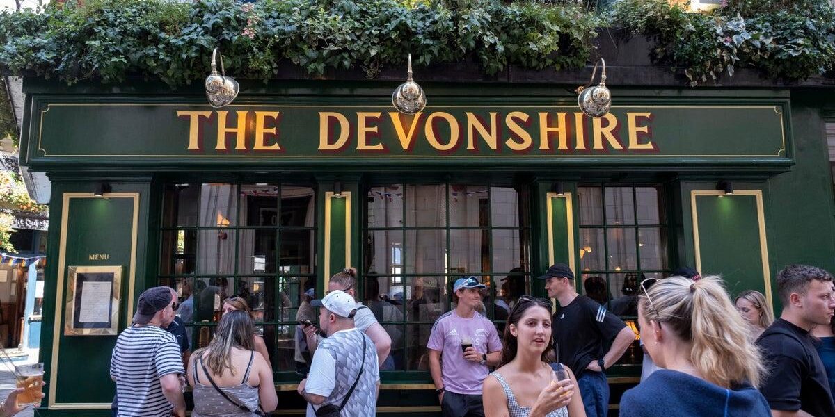 London Mayor Criticizes Pub Standing Restrictions in Soho and West End London Mayor Criticizes Pub Standing Restrictions in Soho and West End