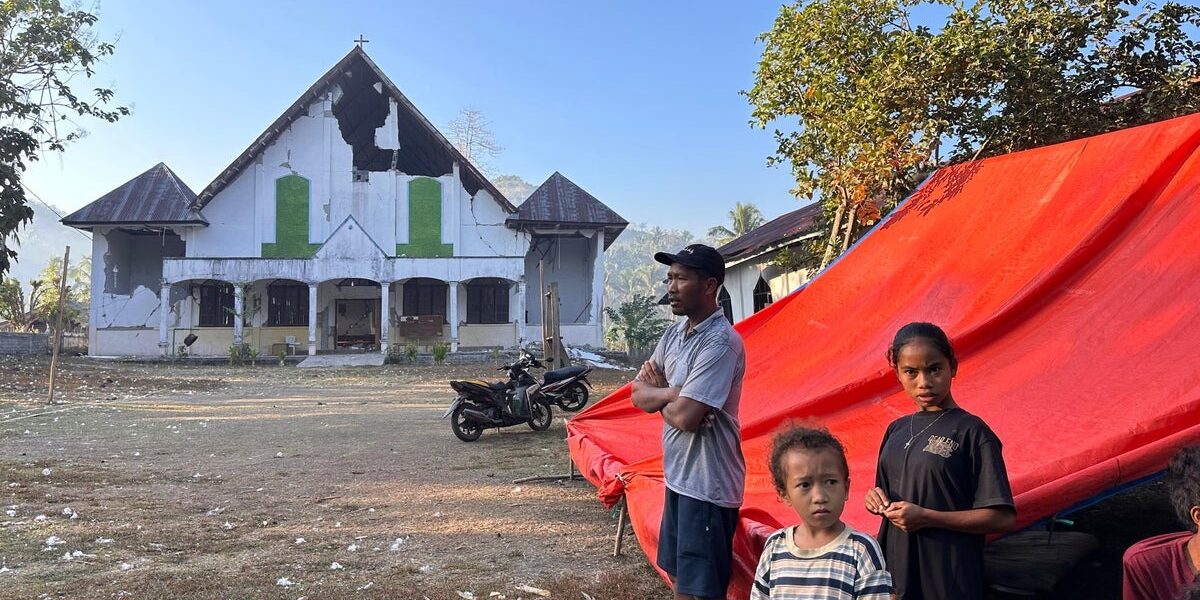 Indonesian Children in Panic as Earthquake Aftermath Displaces Thousands