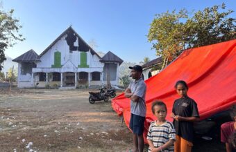 Indonesian Children in Panic as Earthquake Aftermath Displaces Thousands