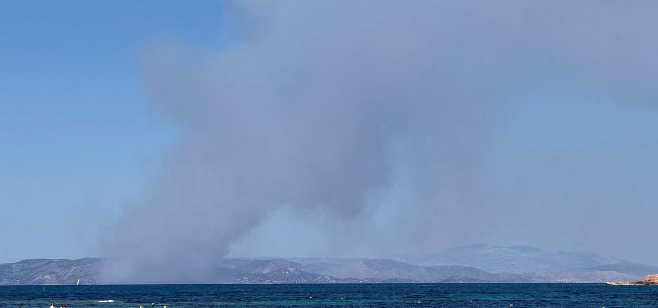 Two Dead, Evacuations Underway as Wildfires Ravage Greek Island of Salamina