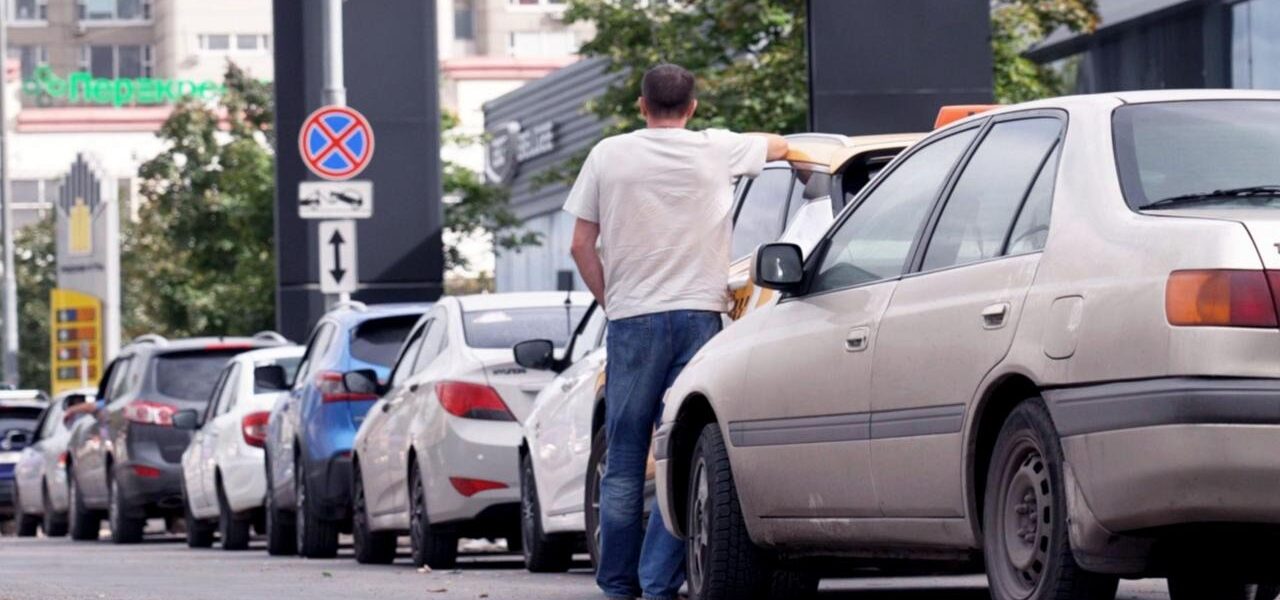 Moscow Faces Petrol Shortage Amid Russian Flag Day Celebrations Moscow Faces Petrol Shortage Amid Russian Flag Day Celebrations