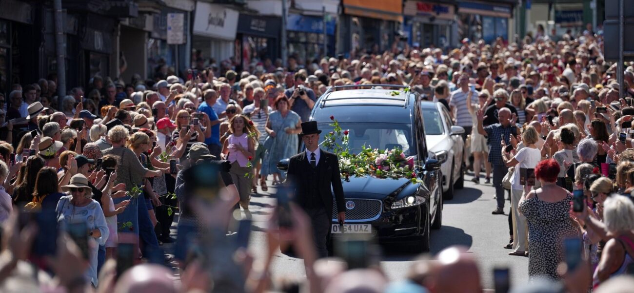 Hundreds Pay Tribute to Bonnie Tyler in Welsh Pre-Funeral Procession Hundreds Pay Tribute to Bonnie Tyler in Welsh Pre-Funeral Procession