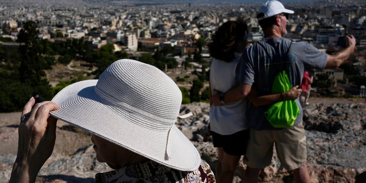 Sunhats Proliferate in Athens as Heat Intensifies and Crowds Flock to Ancient Sites Sunhats Proliferate in Athens as Heat Intensifies and Crowds Flock to Ancient Sites