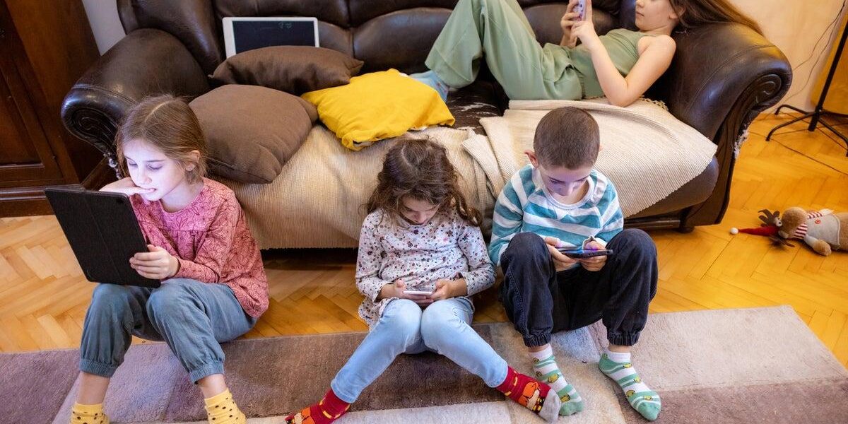 Survey Reveals Children Prefer Screens Over Outdoor Play, Impacting Imagination and Toy Engagement Survey Reveals Children Prefer Screens Over Outdoor Play, Impacting Imagination and Toy Engagement