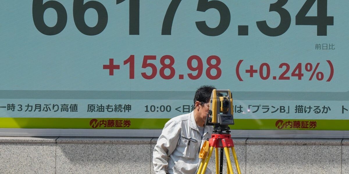 Asian Markets Drop as Bond Pressures Intensify Ahead of Jackson Hole Asian Markets Drop as Bond Pressures Intensify Ahead of Jackson Hole