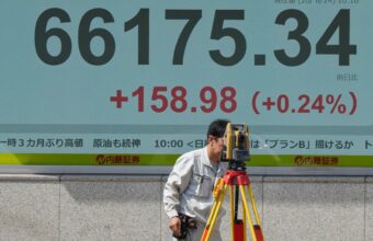 Asian Markets Drop as Bond Pressures Intensify Ahead of Jackson Hole