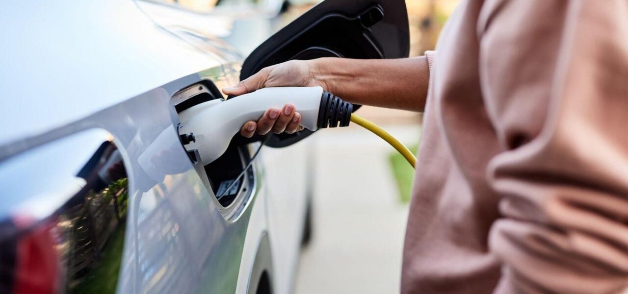 UK Government Mulls Cutting Electric Vehicle Sales Target to 50% by 2030