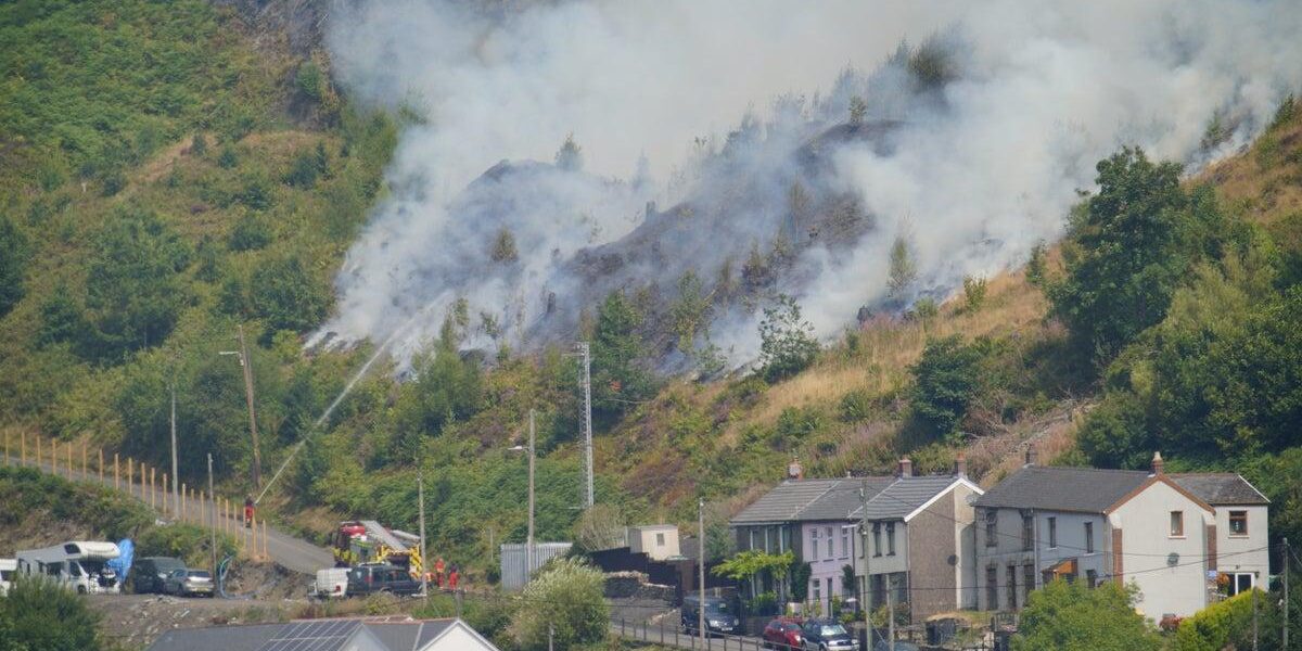 Deliberate Welsh Mountain Fire: Major Incident Underway as Crews Battle Blaze Deliberate Welsh Mountain Fire: Major Incident Underway as Crews Battle Blaze