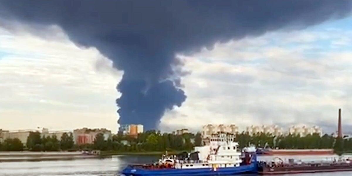 Zelensky Announces Ukrainian Strikes on Russian Oil Refinery 1,300km from Frontline Zelensky Announces Ukrainian Strikes on Russian Oil Refinery 1,300km from Frontline