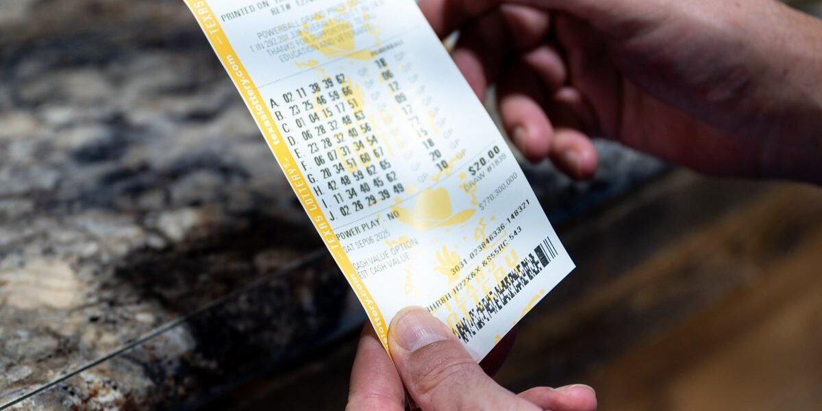 Illinois Powerball Winner Claims  Billion Jackpot, Largest Prize of the Year