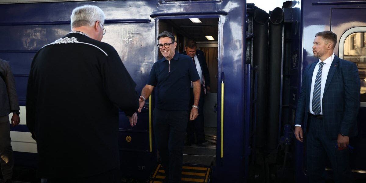 Burnham Arrives in Kyiv to Deliver Long-Range Missile Blueprints Amid Escalating Ukraine-Russia Conflict Burnham Arrives in Kyiv to Deliver Long-Range Missile Blueprints Amid Escalating Ukraine-Russia Conflict